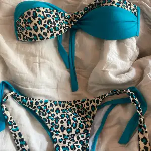 Jättesnygg bikini med leopardmönster och i perfekt modell. Jag har aldrig använt den men den tvättas självklart innan jag postar. 