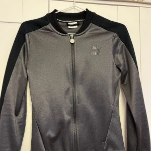 Svartgrå Pumakofta - En vintage Puma-kofta i bra skick och väl omhändertagen. Skönt material som är lent mot huden. Pris kan diskuteras💕