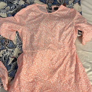 rosa blommig klänning med snöre - säljer den här jätte fina klänningen som inte kommer till användning, bara använd fåtal gånger och kommer med ett snöre som man kan knyta med vid ryggen❤️