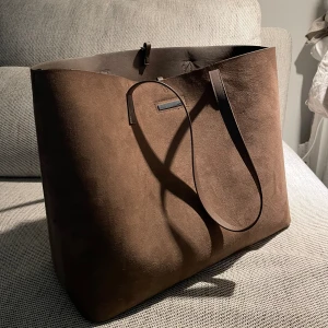 Brun väska - Säljer denna fina bruna väskan köpt för bara några månader sen så är i fint skick