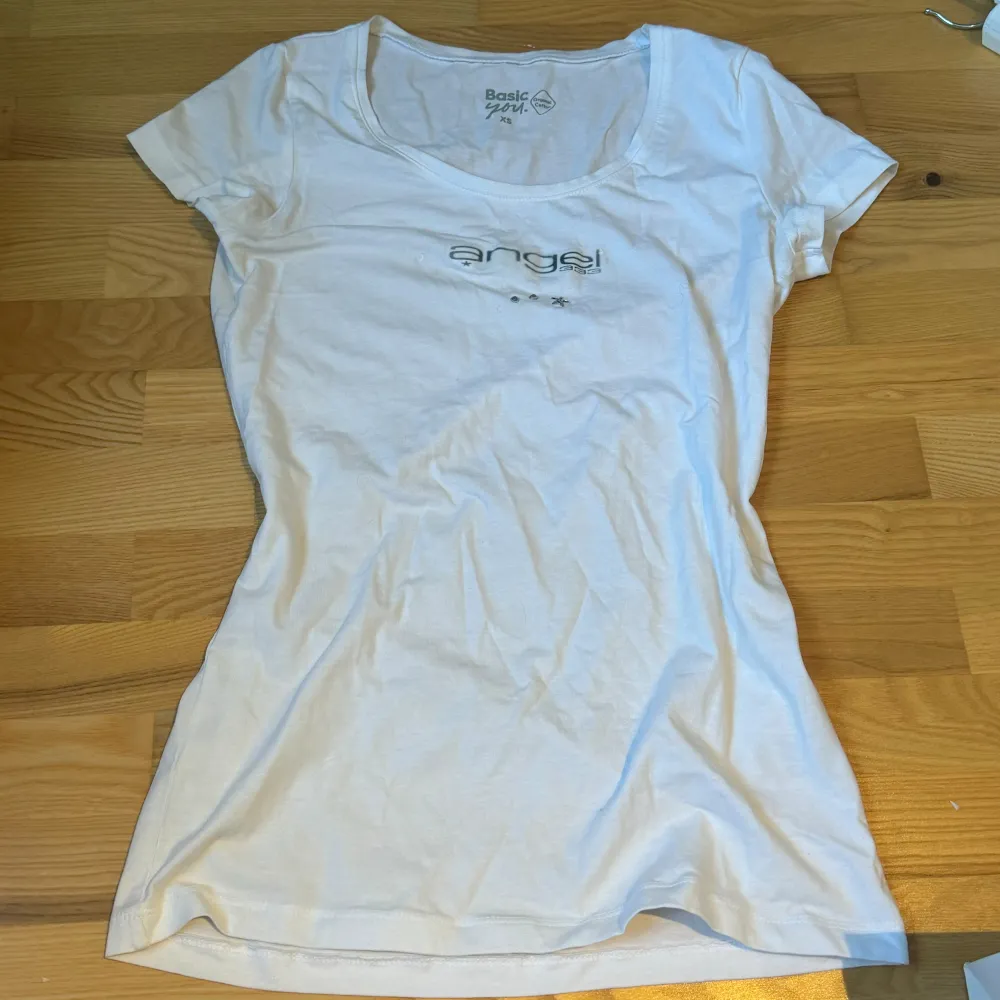 t-shirt med tryck. vet inte hur bra trycket håller i tvättmaskin, har endast handtvättat den ⭐️ använd ”köp nu”. 14/4-2024. Toppar.