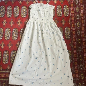 Klänning - Jättesöt midiklänning i storlek S, går att ta bort axelbanden!