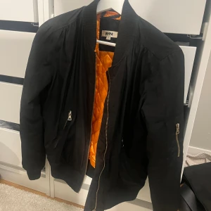 DM RETRO jacka - Bomberjacka från DM retro Bra skick Nypris ca 1000kr Pris kan diskuteras
