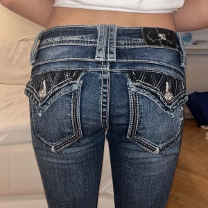 Missme jeans - Bra skick, jag har sytt byxorna på kanterna själv eftersom de va skinny innan💗  midjemåttet tvärs över: 38 cm, grenen: 20 cm,   innerbenslängden: 79 cm,  Pris kan diskuteras💗💗
