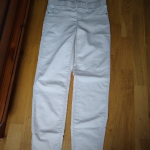 Beige byxor  - Strl 34. Fint skick 