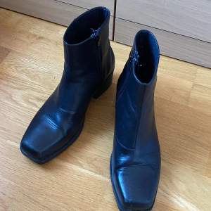 Ett par snygga svarta ankle boots/låga boots från Vagabond. Endast använda en gång och därför i perfekt skick, förutom några veck. I storlek 37!