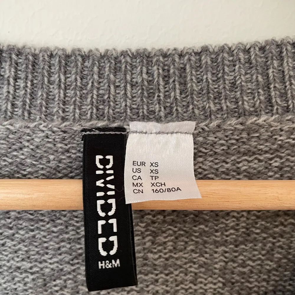 Jättefin stickad grå tröja från H&M i nyskick! Använd några få gånger. . Stickat.