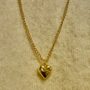 Hjärt halsband  - Säljer detta jättefina hjärt halsband i GULD⭐️ (FINNS I SILVER 🩶!!) 79kr st!    Frakt 25kr 💘