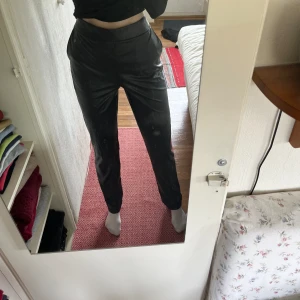 Läderbyxor, svarta, asos, 36 tall - Jag säljer ett par fake läderbyxor ifrån ASOS i storlek 36 tall. De är insydda så att de passar en 34-36. Nytvättade vid köp 👍🤪