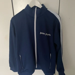 Palm angels zip hoodie - Säljer denna tröja eftersom jag har tröttnat på den, den är i väldigt bra skick och har inga hål eller fläckar