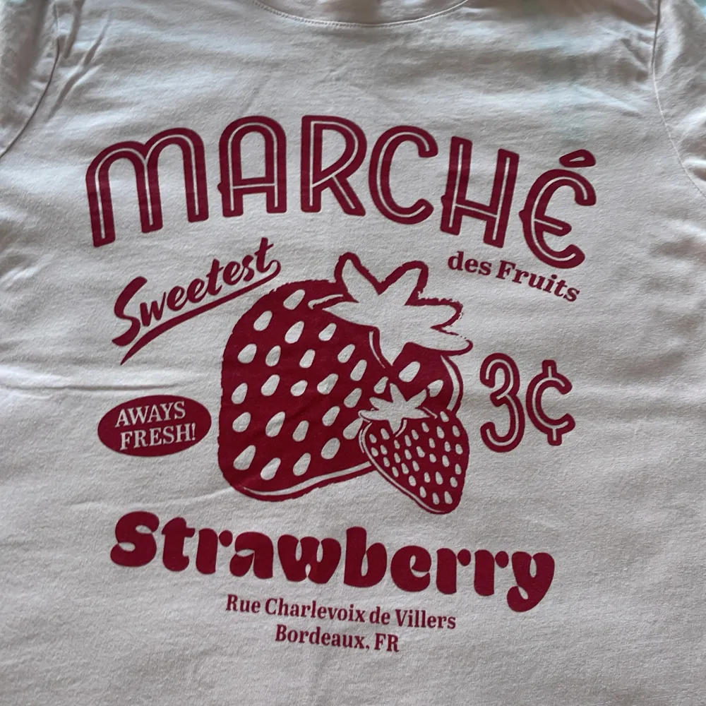Super gullig T-shirt med en jordgubbe på💕. T-shirts.