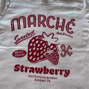 Super gullig T-shirt med en jordgubbe på💕