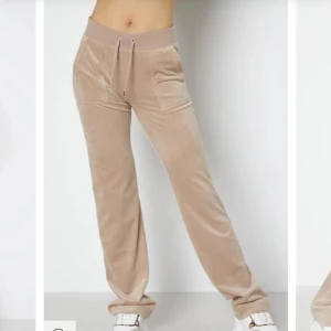 Beiga juciy couture  - Säljer mina juciy pga dom är lite för stora och inte kommer till användning, jätte fin beige färg❤️