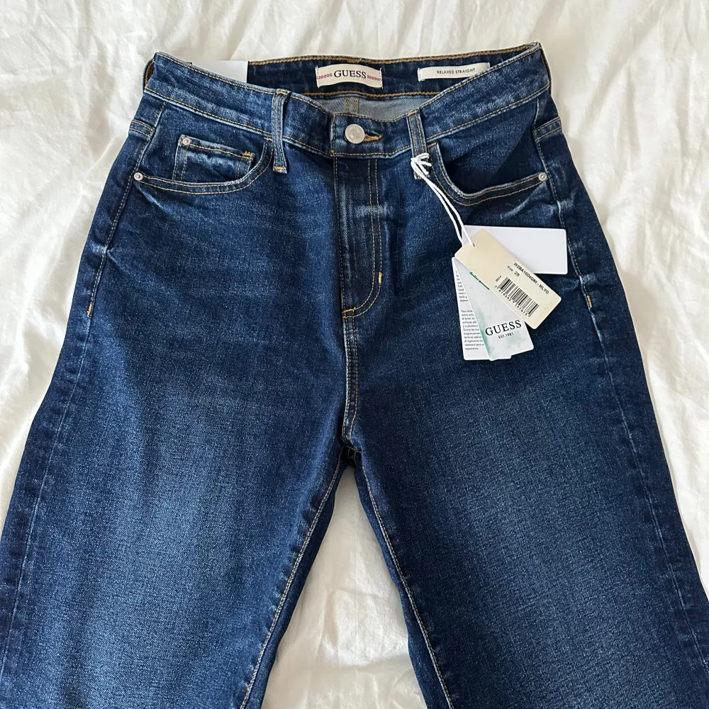 Helt nya och oanvända, raka jeans från Guess!👖✨🩷. Jeans & Byxor.