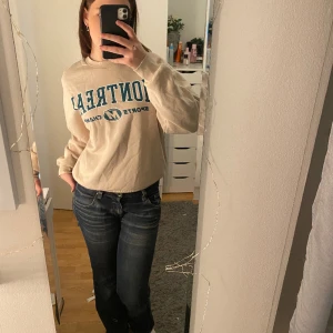 Tröja - Snygg gul/beige collegetröja från Gina med text. Säljer då den inte kommer till användning. Skriv privat för fler frågor eller bilder😊🩷