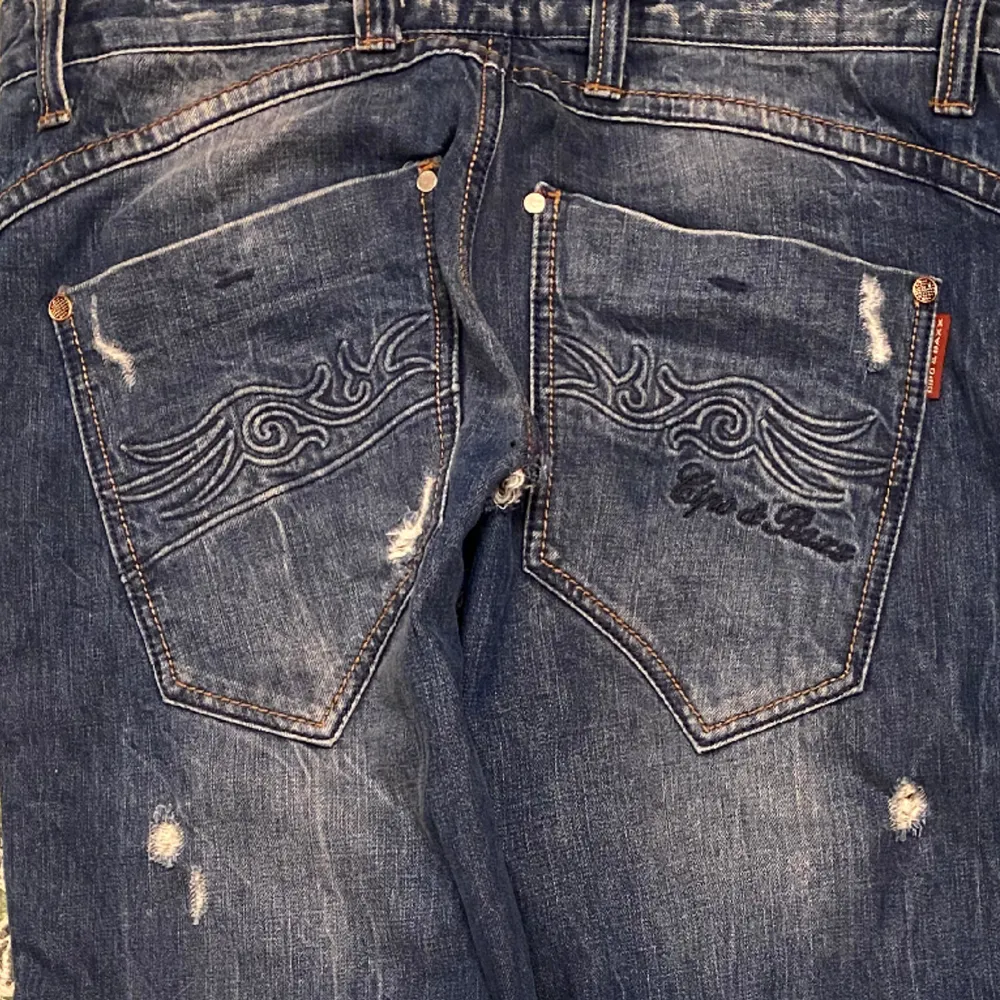 Kattigaste jeansen, straight fit, low waist🥶 tyvärr sönder i skrevet💔 skriv för bilder på eller mått💕💕. Jeans & Byxor.