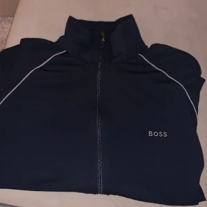 Hugo boss tröja  - Riktigt snygg Använd endast några gånger  Nyskick 