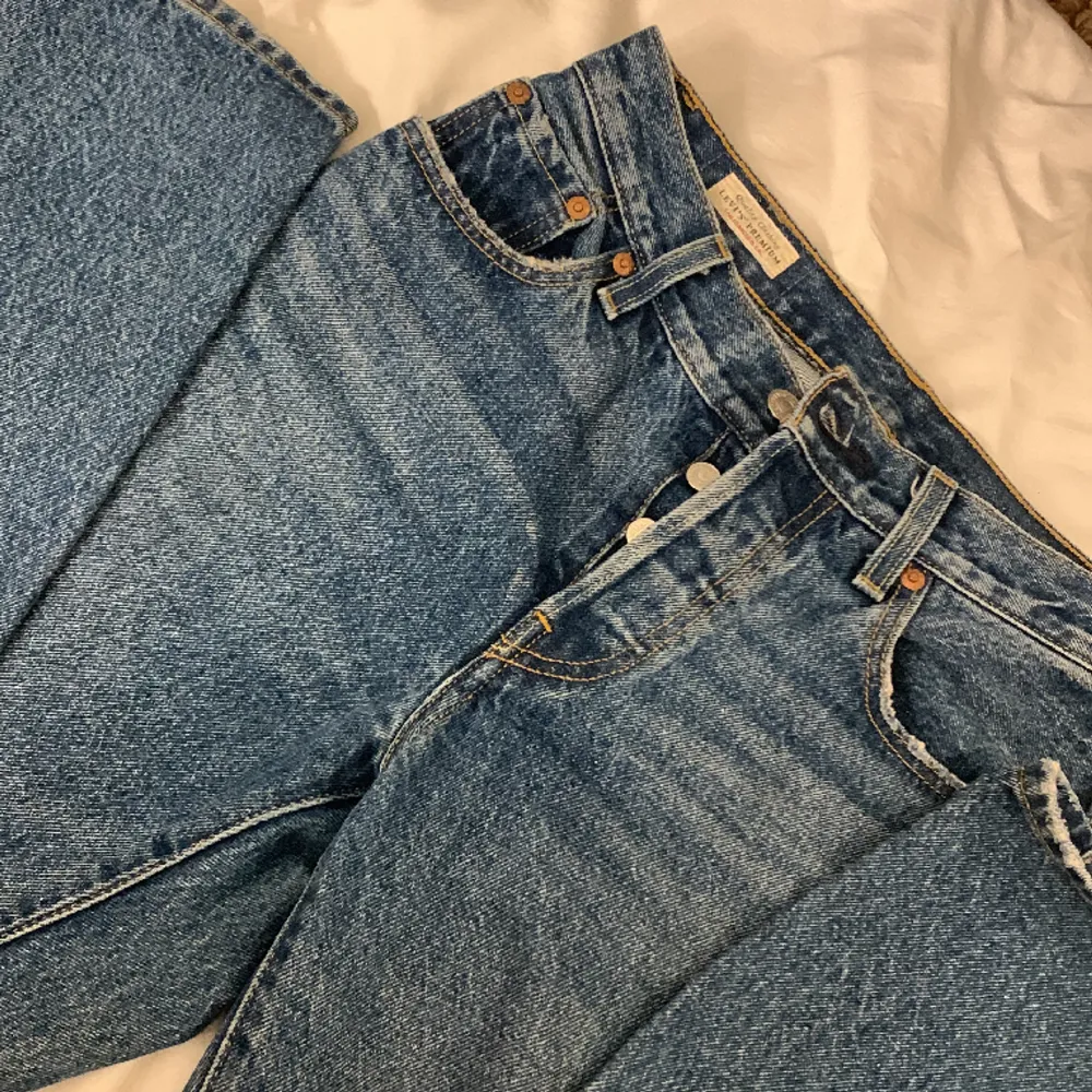 Snygga levis byxor jag säljer då de är för små🙌🏼🙌🏼 . Jeans & Byxor.