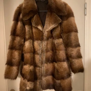 Pälsjacka brun - Brunpälsjacka, inga skador