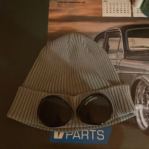 Cp company mössa - Tjenare säljer min riktigt feta cp company mössa som är använd väldigt lite. Köpte mössan lite innan vintern på kaufmann så den är 100% äkta. Skicket är 10/10 finns inga skador ser helt ny ut🙏