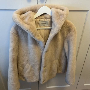 Pälsjacka med luva - Sjukt snygg pälsjacka med luva från Stradivarius!! Stl S