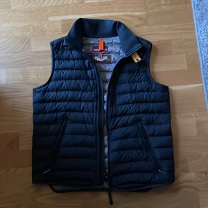 Parajumper väst svart  - Nypris 4000kr. Mitt pris 600kr Skick 9/10. QR kod funkar. Skriv för frågor och funderingar. 