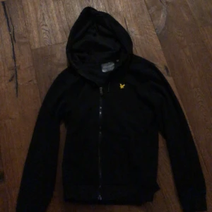 Lyle/scott hoodie - Säljer denna Lyle and scott hoodie för ett bra pris. Kostar egentligen 1000kr. Pris kan diskuteras! Cond:10/10 Fråga gärna om fler bilder eller något annat😊