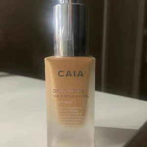 Caia dewy drops  - ❣️Fri frakt tills 5/2❣️Har endast använt en gång då den tyvärr vs fel färg för mig😭 Färg: 30C, jättefint glow och man behöver inte alls mycket per användning. Nypris 345 kr och jag har kvar förpackningen. Skriv innan du trycker på köp nu❤️