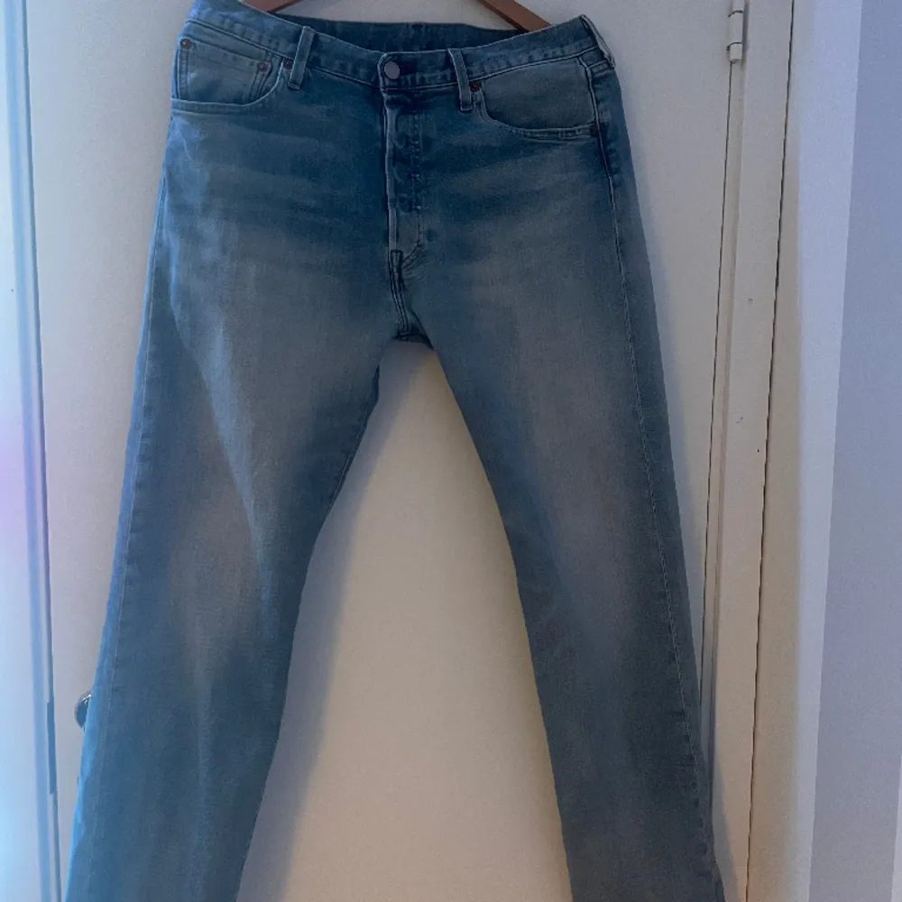 Levi’s 501 byxor knappt använda och är i toppskick, ordinarie pris 1100 . Jeans & Byxor.