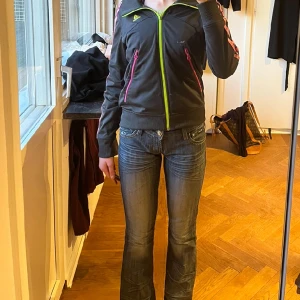 Zip-up från Adidas - Superskön zip-up tröja från Adidas. Bra skick. Kan användas som vanlig tröja och till träning. Pris kan diskuteras!💚🩷🖤