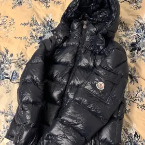 Moncler Maya i den fina färgen Navy blue. Storlek 3 Moncler motsvara M-L. 1:1 alla tags följer med. nfc funkar 👍