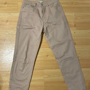 Mom jeans - Säljer då dem inte passar mig. Från gina tricot i storlek 38, aldrig använda.  Köpare står för frakt 🚚 