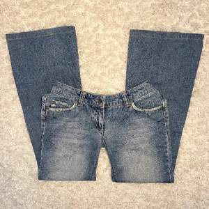 Intressekolla på dessa jeans som ja köpte på Plick men tyvärr var för stora, midjemått 37 cm (bilder från hon jag köpte av) 