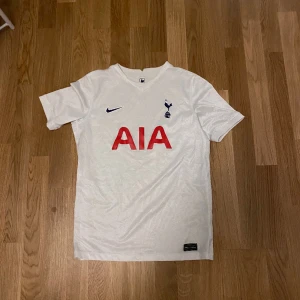 Tottenham Tröja 21/22 - Hemmatröjan säsongen 21/22. Skick 9/10. Priset kan förhandlas