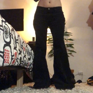 Baggy/flare Manchester jeans  - Super fina utsvängda baggy manchesterbyxor! (Lågmidjade)  Midjemått: 36/37cm (mätt rakt över) Innerbenslängd: 80cm