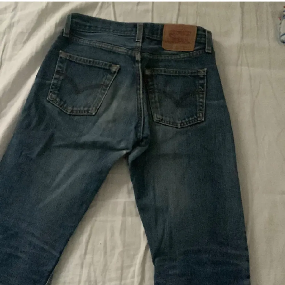 jättesnygga levis jeans, har lite slitningar mellan benen men syns ingeting när man har på sej dom. storlek W29 L32. Jeans & Byxor.