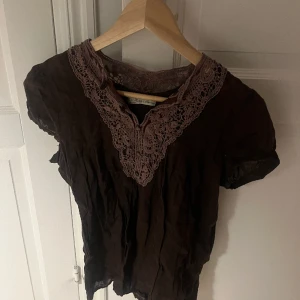 Snygg topp!! - I storlek L och har inga slitningar❤️