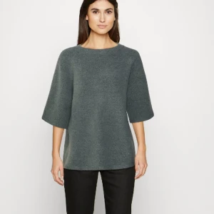 Stickad tröja - light slate melange - Topp skick. Säljer då den förtjänar ett bättre hem och inte kommer till användning. Köpt för cirka 650kr och den är helt slutsåld.