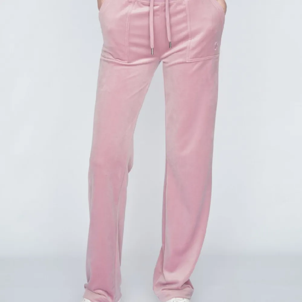 Säljes juciy couture byxor Storlek s Färg Keepsake Lilac, upplevs rosa snarare än lila Nypris 1250 kr Använda 1 gång, nyskick. Hör av dig vid frågor eller funderingar🥰. Jeans & Byxor.