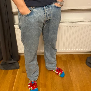Weekday jeans  - Säljer nu dessa jeans ifrån Weekday i modellen space relaxed straight! Ett lagat hål i en av fickorna men annars i bra skick!👍🏽skriv för frågor och bilder! 