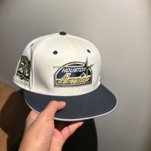 Houston astros fitted keps - Äkta. Nyskick (har bara provats på). Strl 7 5/8. Pris kan diskuteras vid snabb affär.