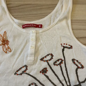 Linne  - Ett jättefint linne som är köpt här på plick, säljer den då det var för stort för mig. Står att linnet är från BroadWay i storlek M 