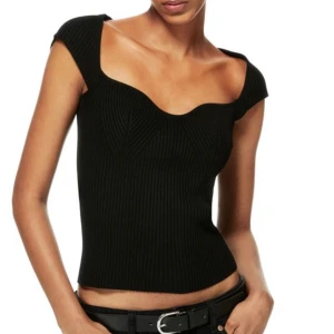 Topp från hm - Jätte fin ribbstickad topp från hm i stolek s. Använd ett fåtal gånger, nyskick.💞