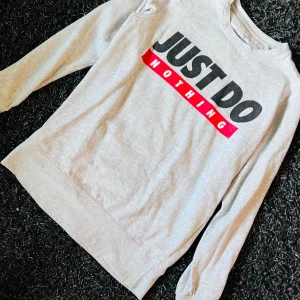 Collegetröja - Grå college tröja med texten Just do nothing. Bra skick och normal i storleken.