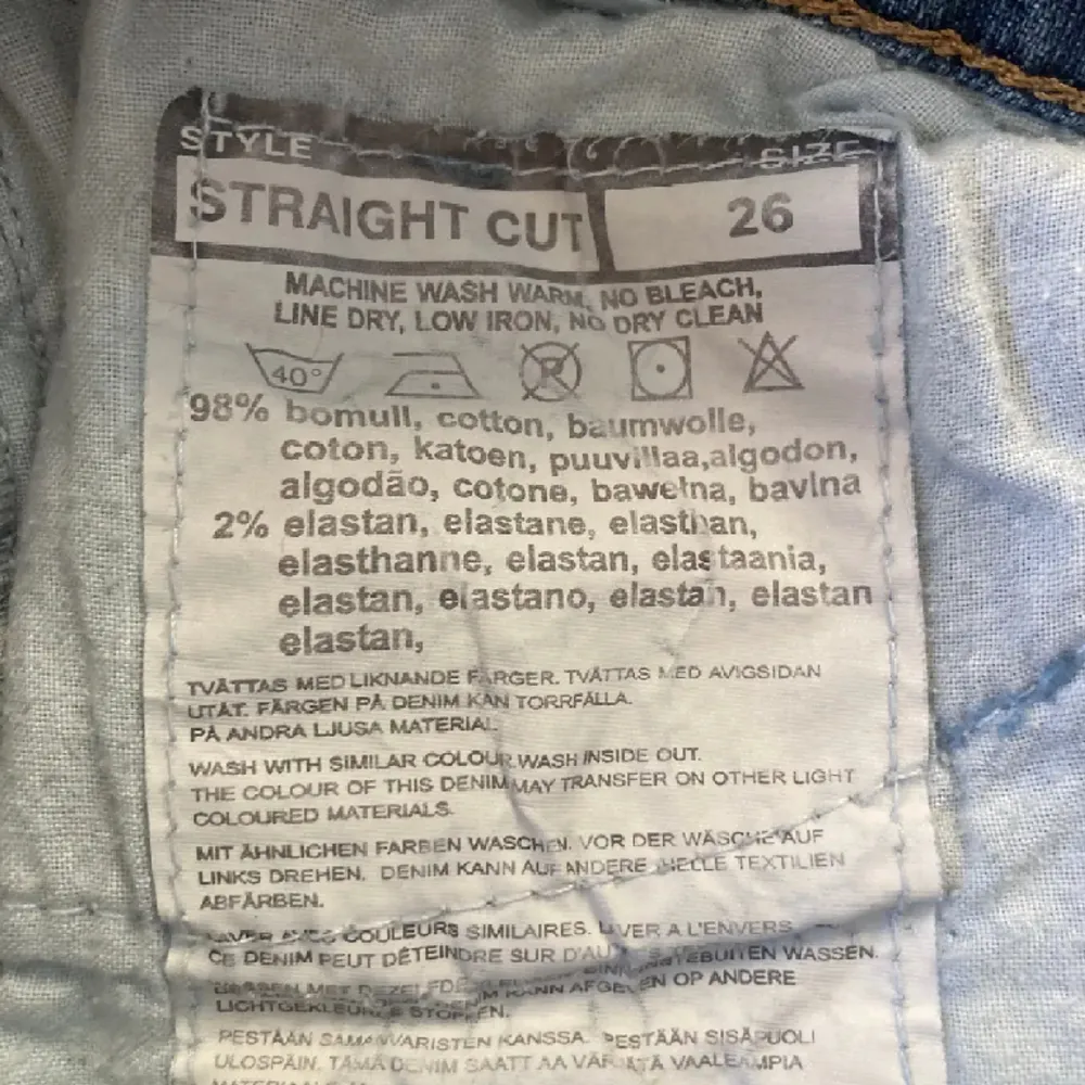 Säljer dessa lågmidjade jeans som är från H&M, dem är inte skinny dem är i modellen straight! Skriv gärna för mer information (OBS LÅNADE BILDER)💗. Jeans & Byxor.