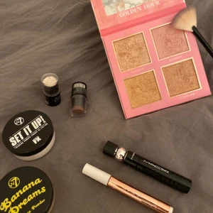Kit med smink  - Smink från bla tarte, Mac och w7. Det mesta är oanvänt eller använt några få gånger. Mascaran är ändast testad! 250 kr för allt men kan acceptera köp vid enskilda produkter ❤️