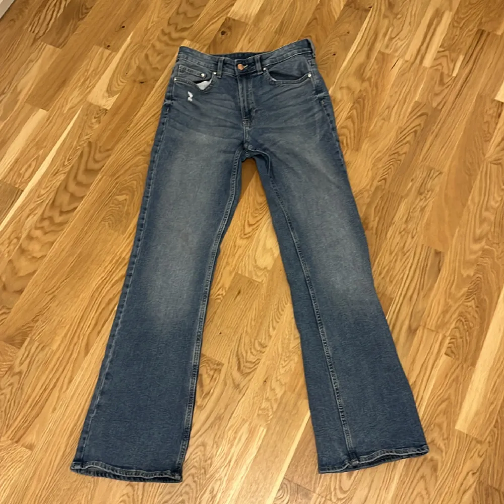 Snygga High waist bootcut jeans, skulle mer säga att det är midwest. Köparen står för frakt🤍. Jeans & Byxor.
