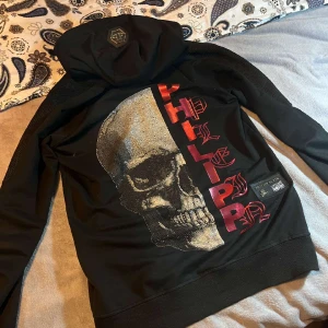 Philipp plein kofta - Tjena säljer denna philipp plein koftan, fick den som present men tyvärr så var den för kort på mig då jag är 195. Mycket bra skick och snygg. Storlek M 