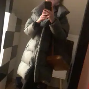 Fluffig grön puffer jacket ifrån Massimo dutti, storlek S! Nypris 1799, säljer för 400🩷