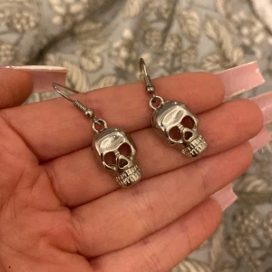 Örhängen döskallar - Nickelfria och i kirurgiskt stål  Aldrig använda i fint skick passar fint med stickad tröja 😍 och dem e lättviktiga   Säljer då dem ej e min stil längre